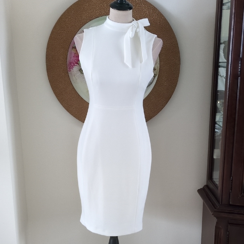 Calvin Klein Elegant White Sleeveless Dress